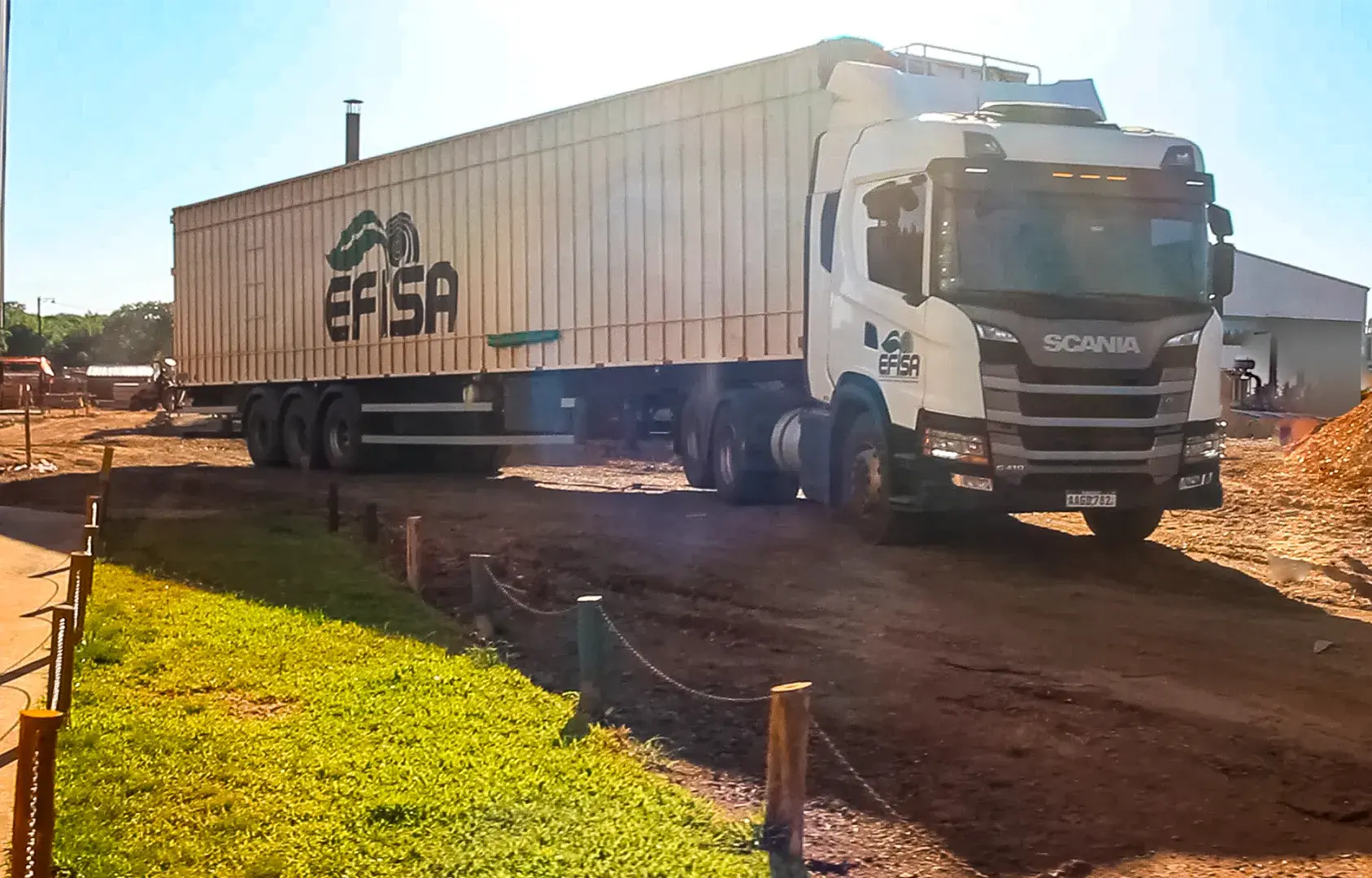 Empresa Forestal e Industrial SA transporte com carreta piso movel